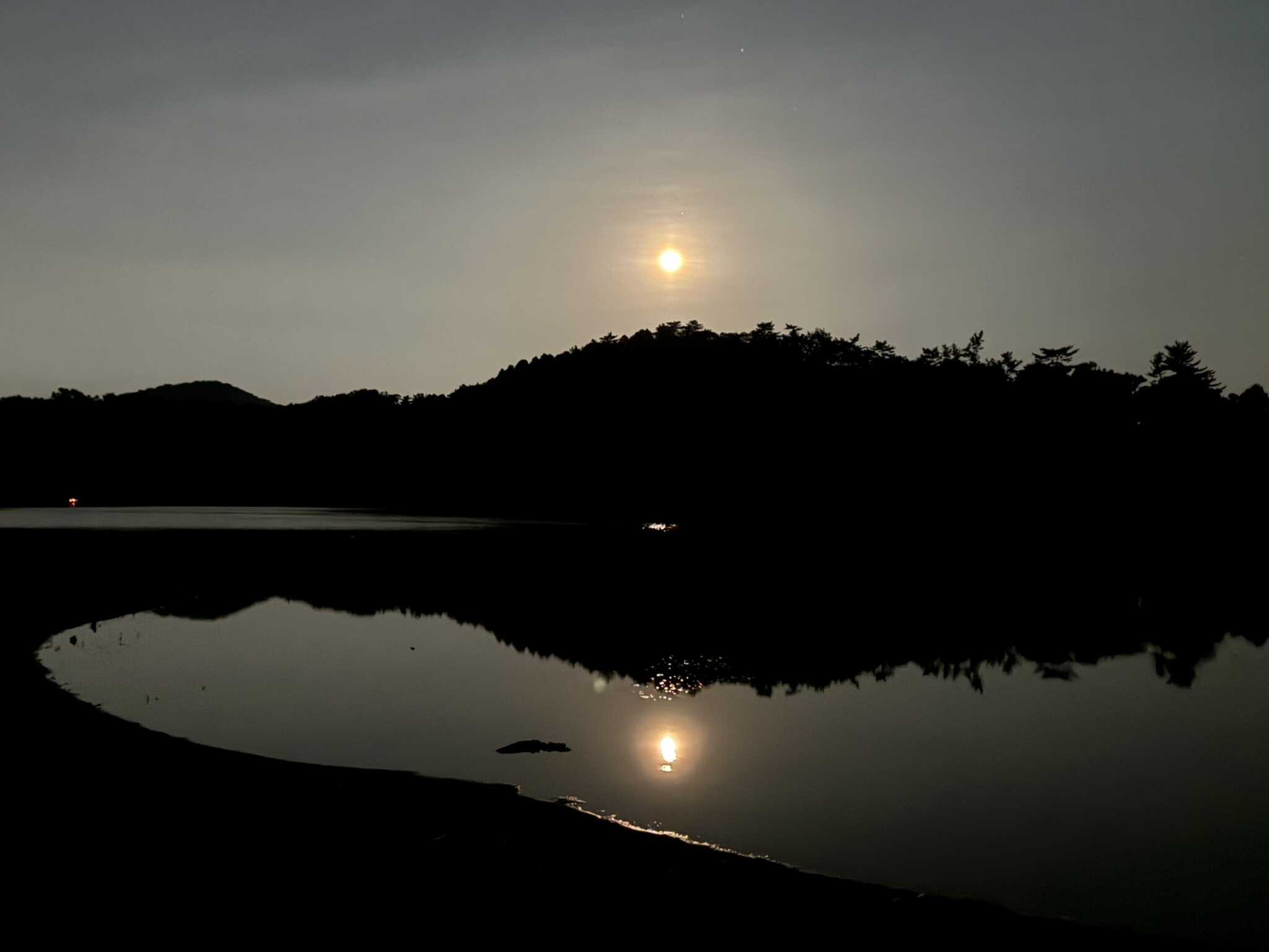 湖に写った満月