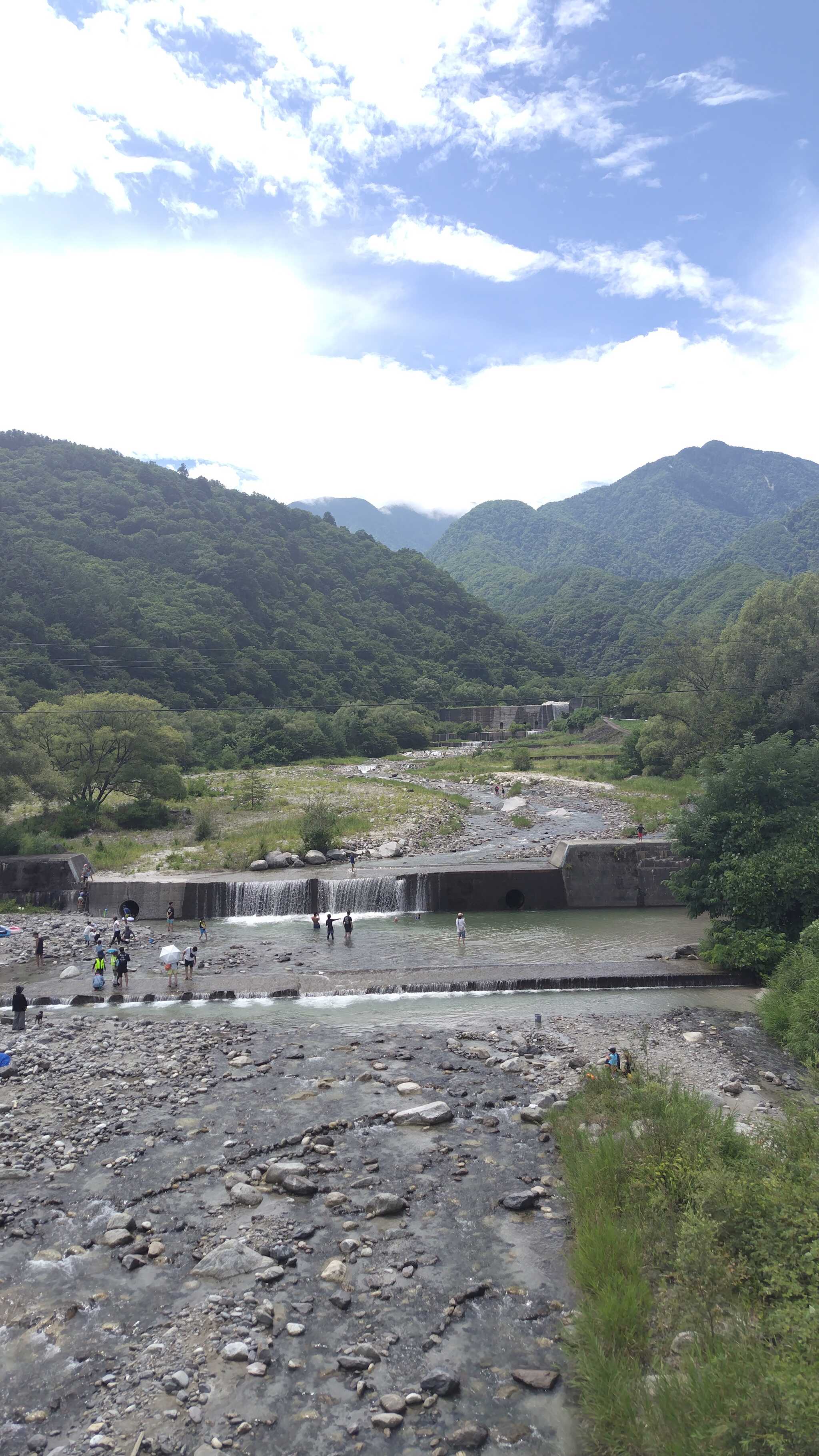キャンプ場から歩いてすぐの川