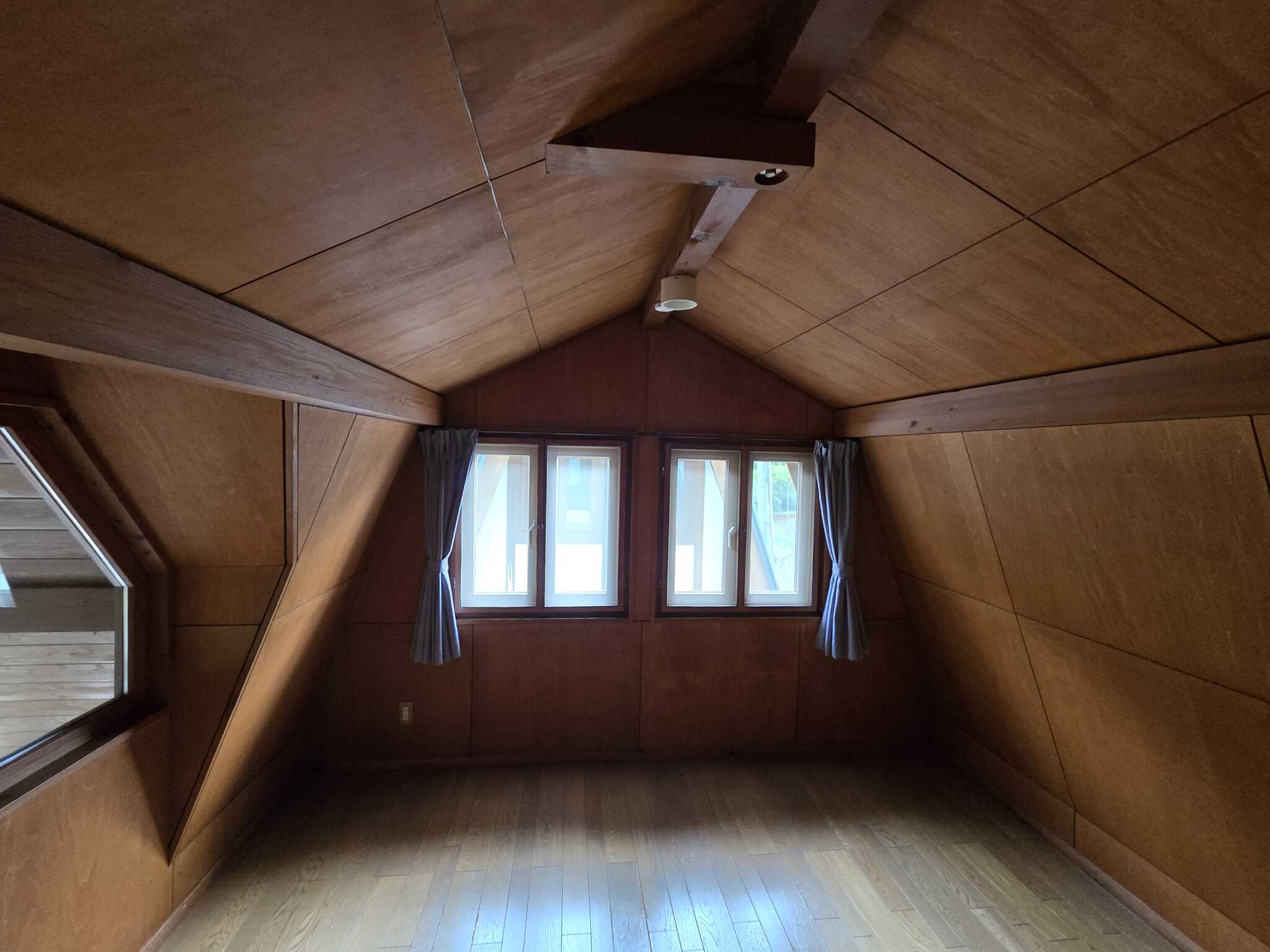 2Fにはこの部屋とベッド 2台のある部屋があります
