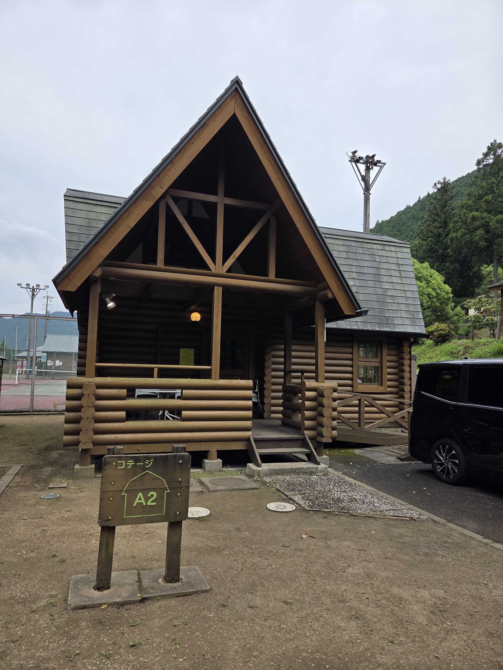 コテージ前に駐車場があり、車椅子での利用ができるスロープが設置されています