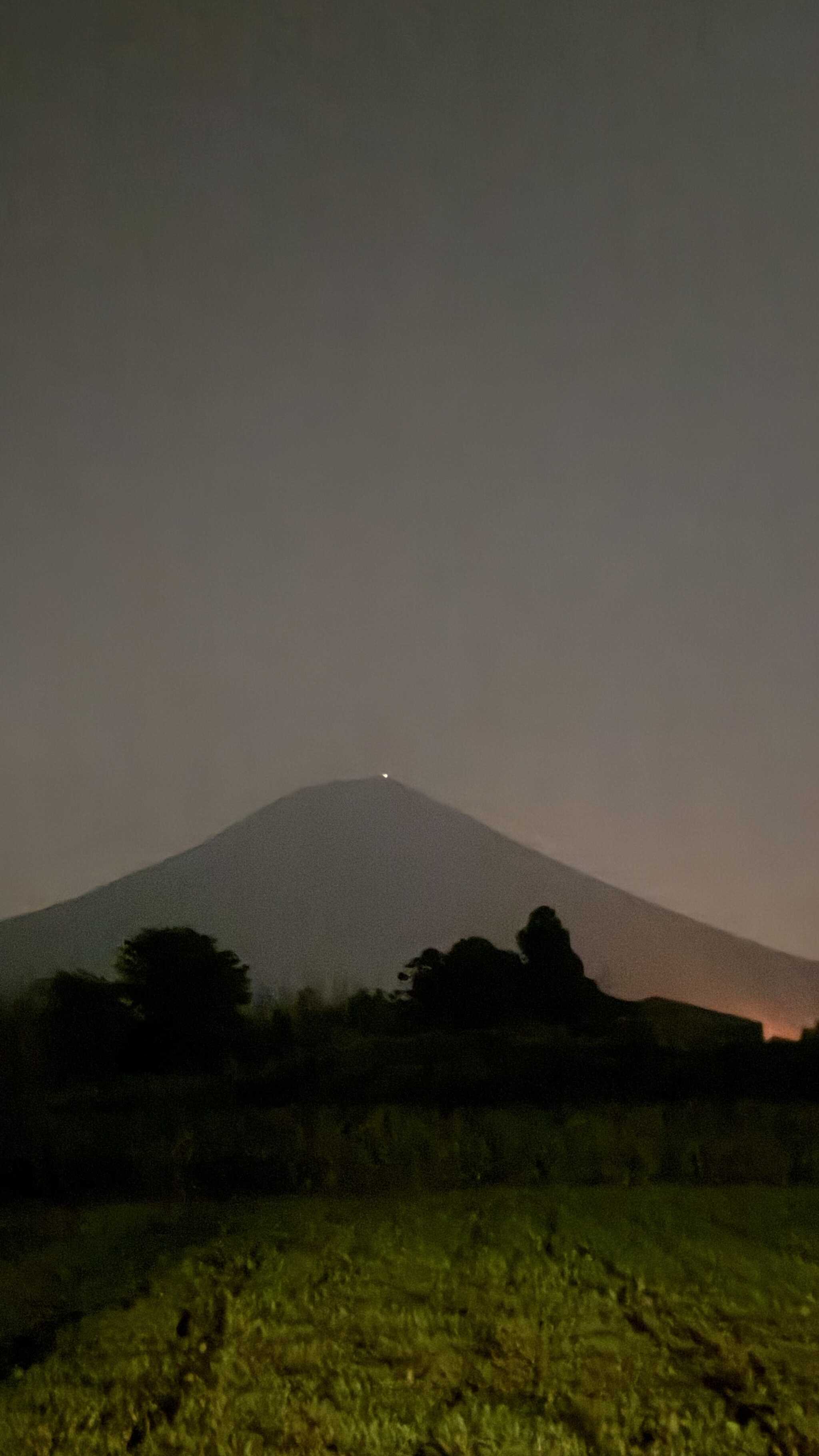 スタッフの方に教えてもらい昼間見えなかった富士山を撮れました!