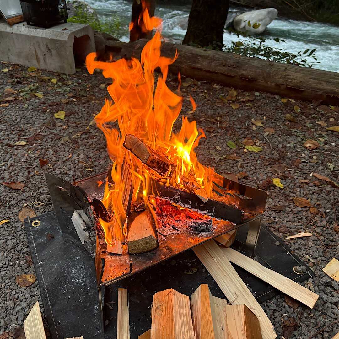 テンション上がって焚き火大きくしすぎたかも?