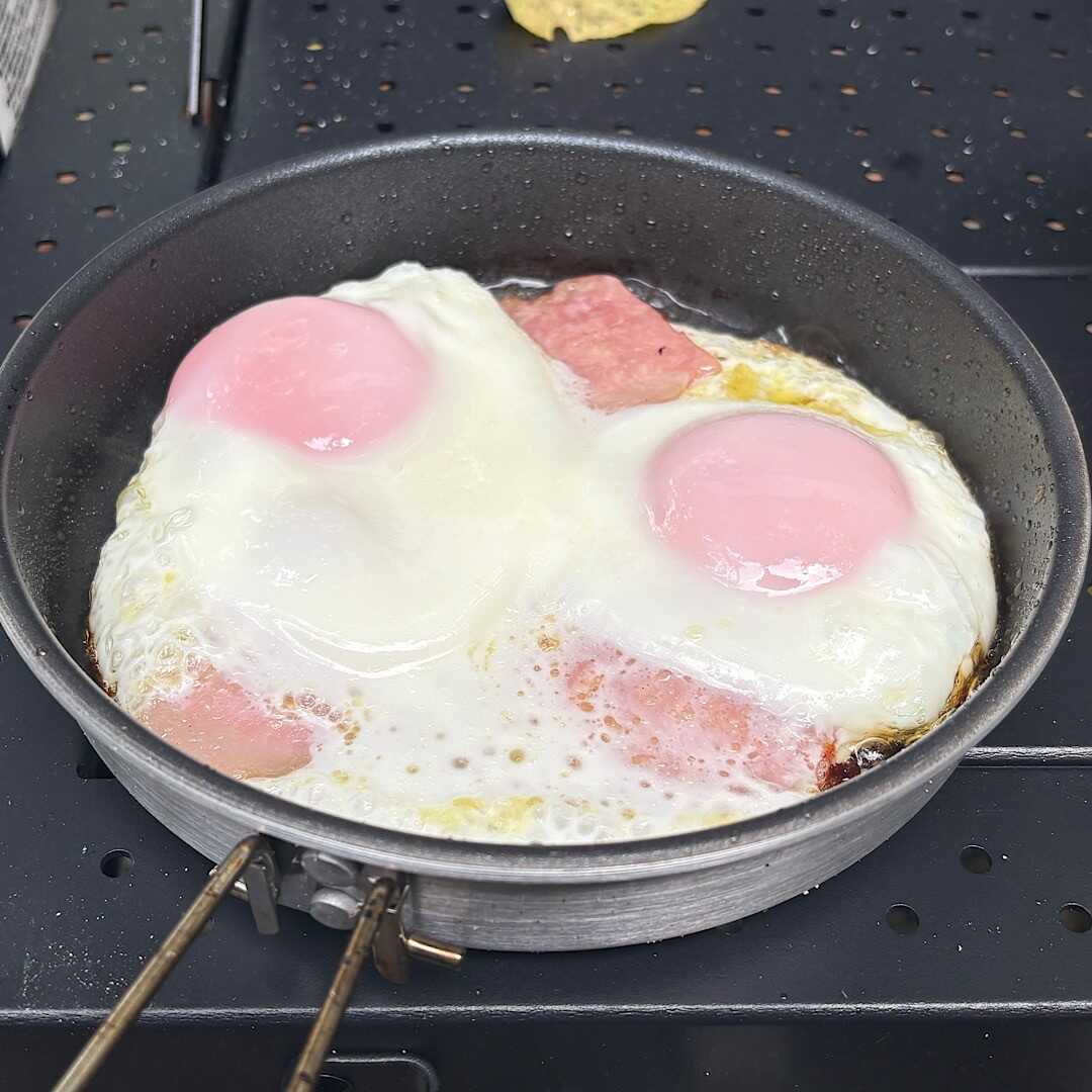朝食は定番のベーコンエッグ!