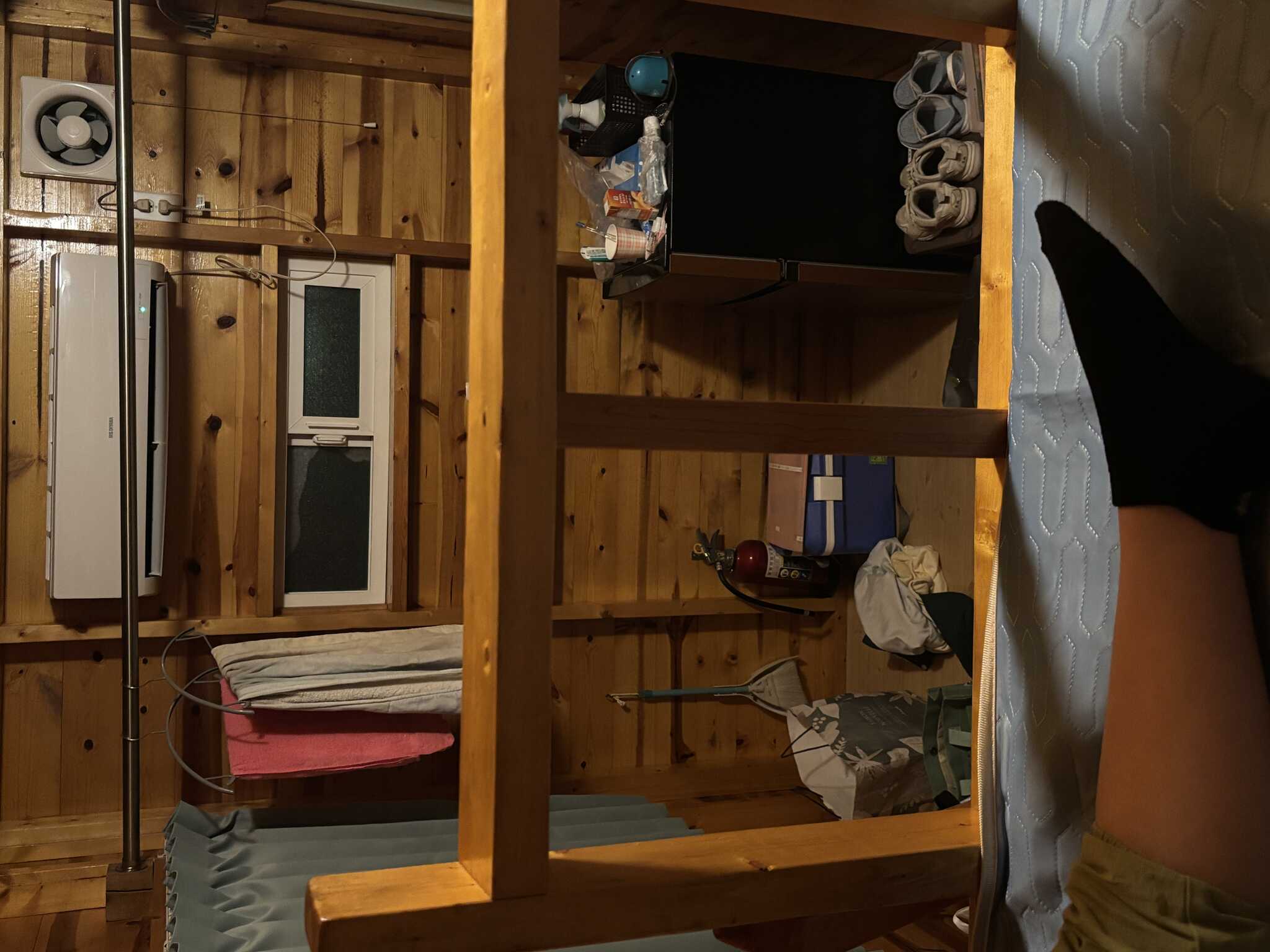 ベッドからの部屋の眺めです
