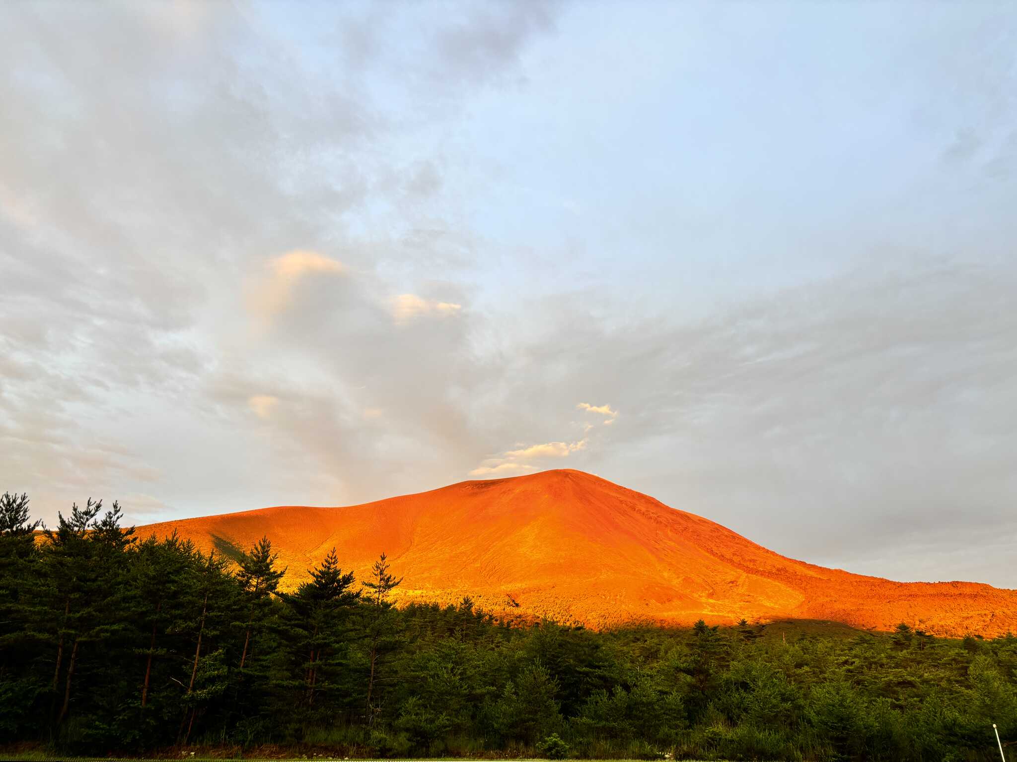 朝日に照らされた浅間山