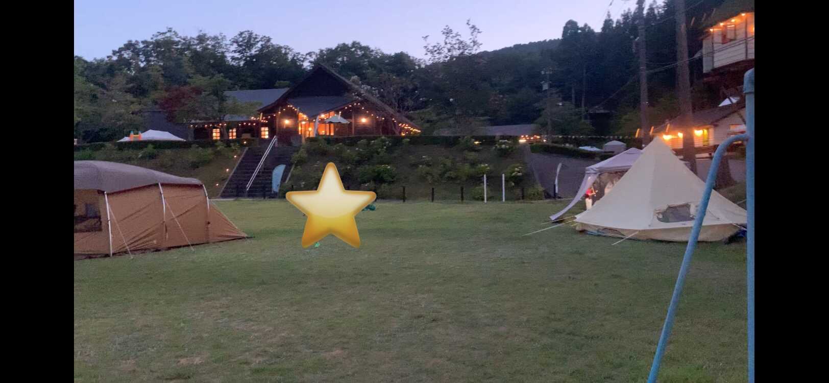 オートキャンプ場から受付の建物見上げた写真