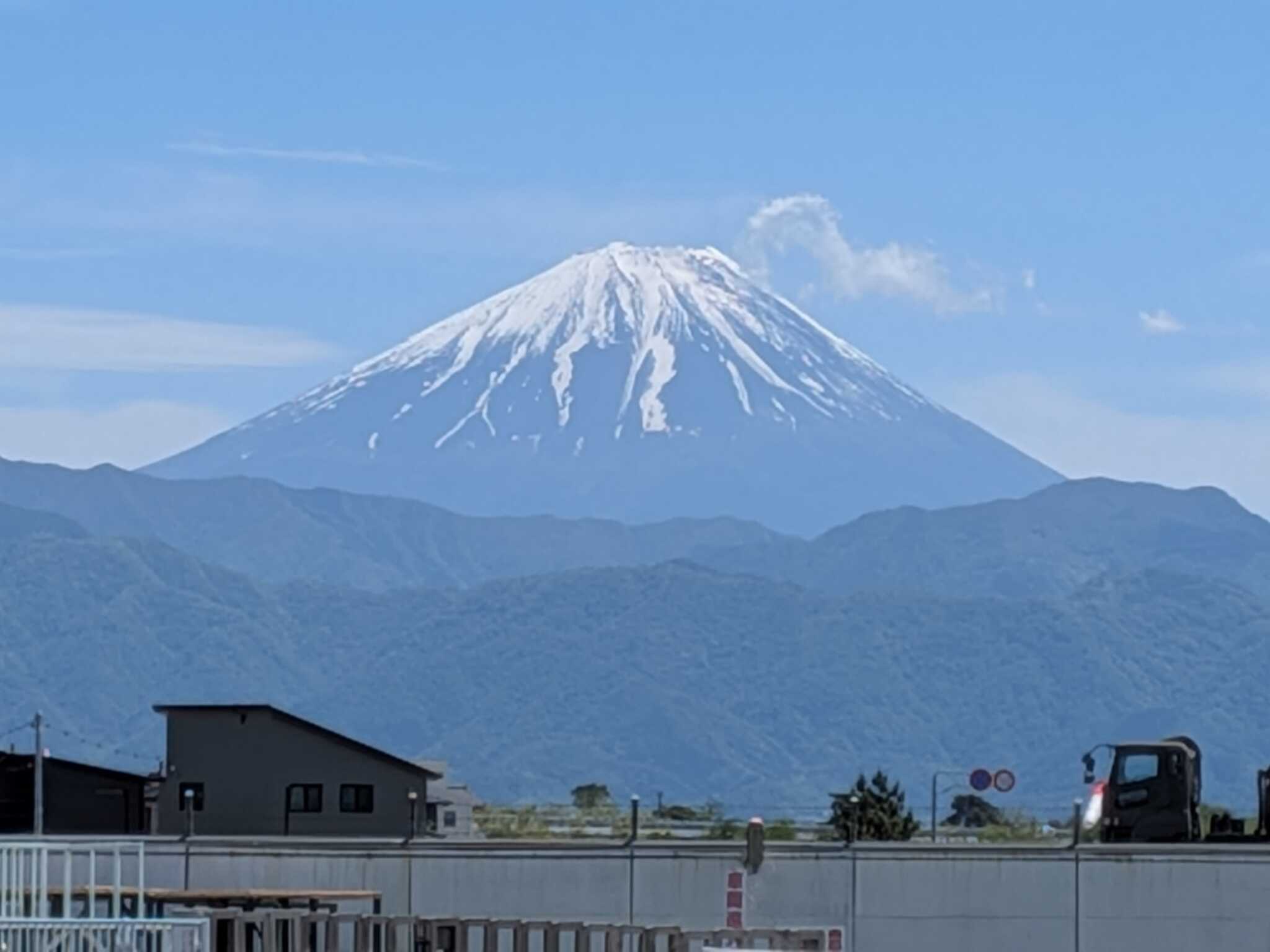 付近の観光施設から見た富士山です