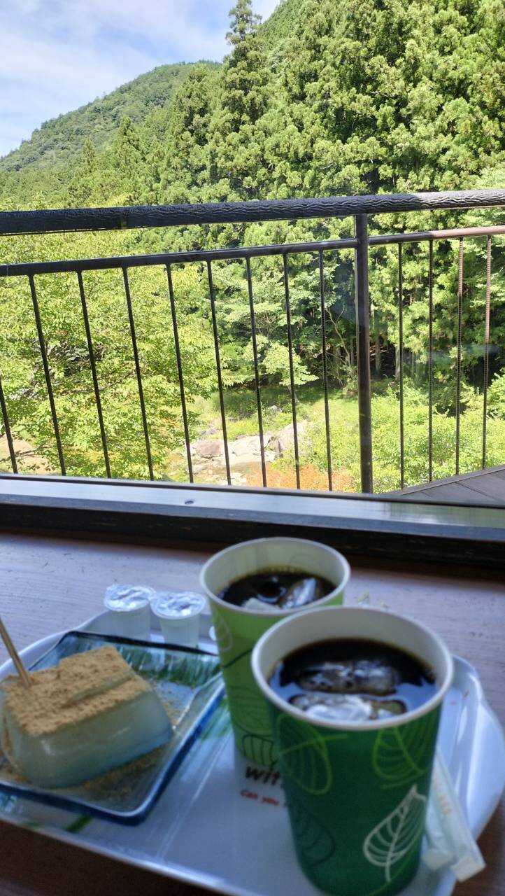ごろごろ水を使ったアイスコーヒーとわらび餅