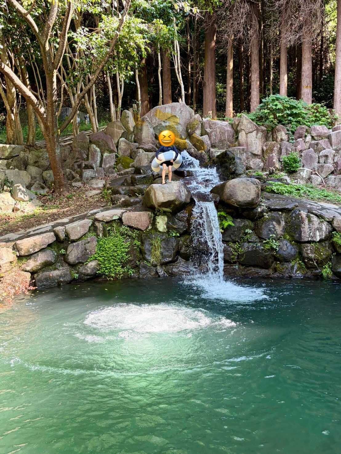 自然の飛び込み台があるプール