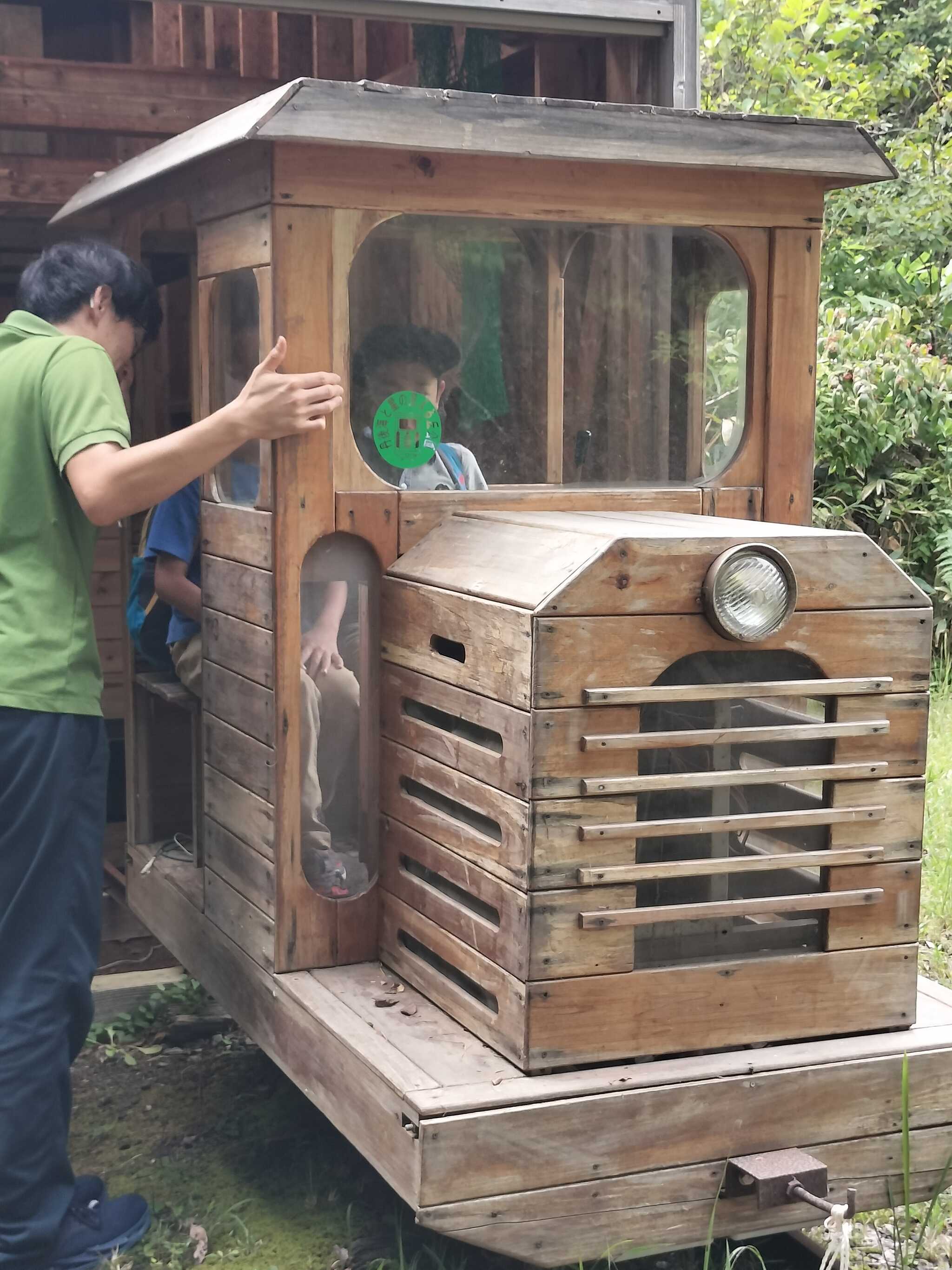 公園内を昔走っていた手作りの汽車を見せてくださいました。