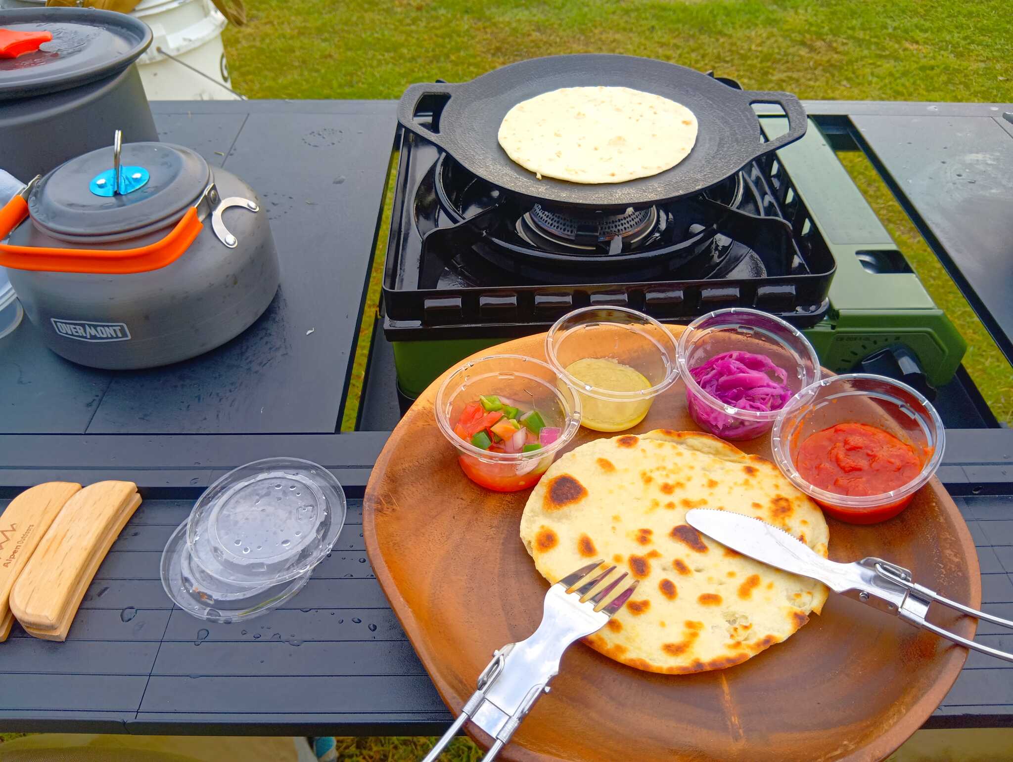 マウントレイクのBBQセット。ナンと調味料達