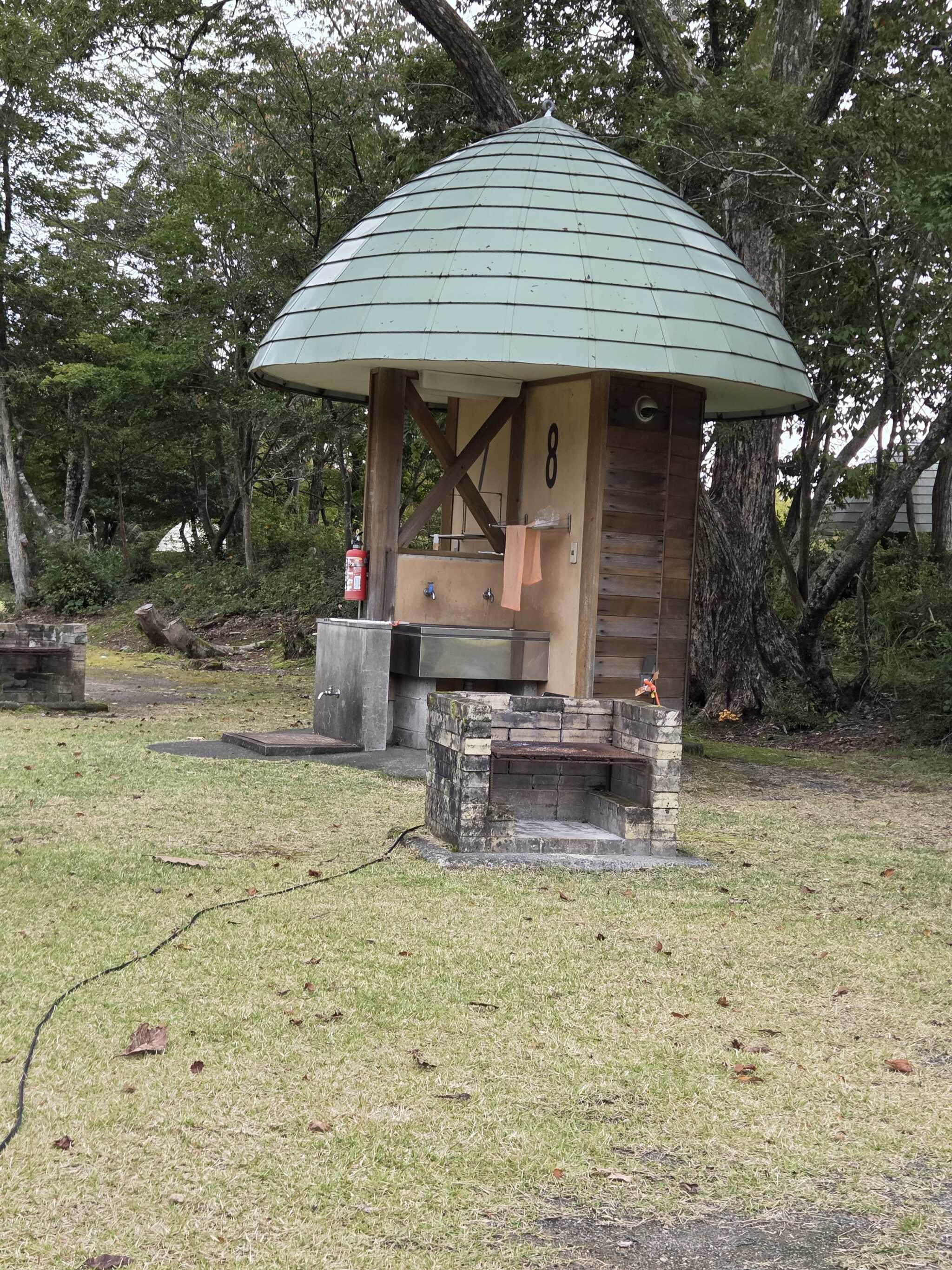 AC電源付きサイトのトイレと炊事場。