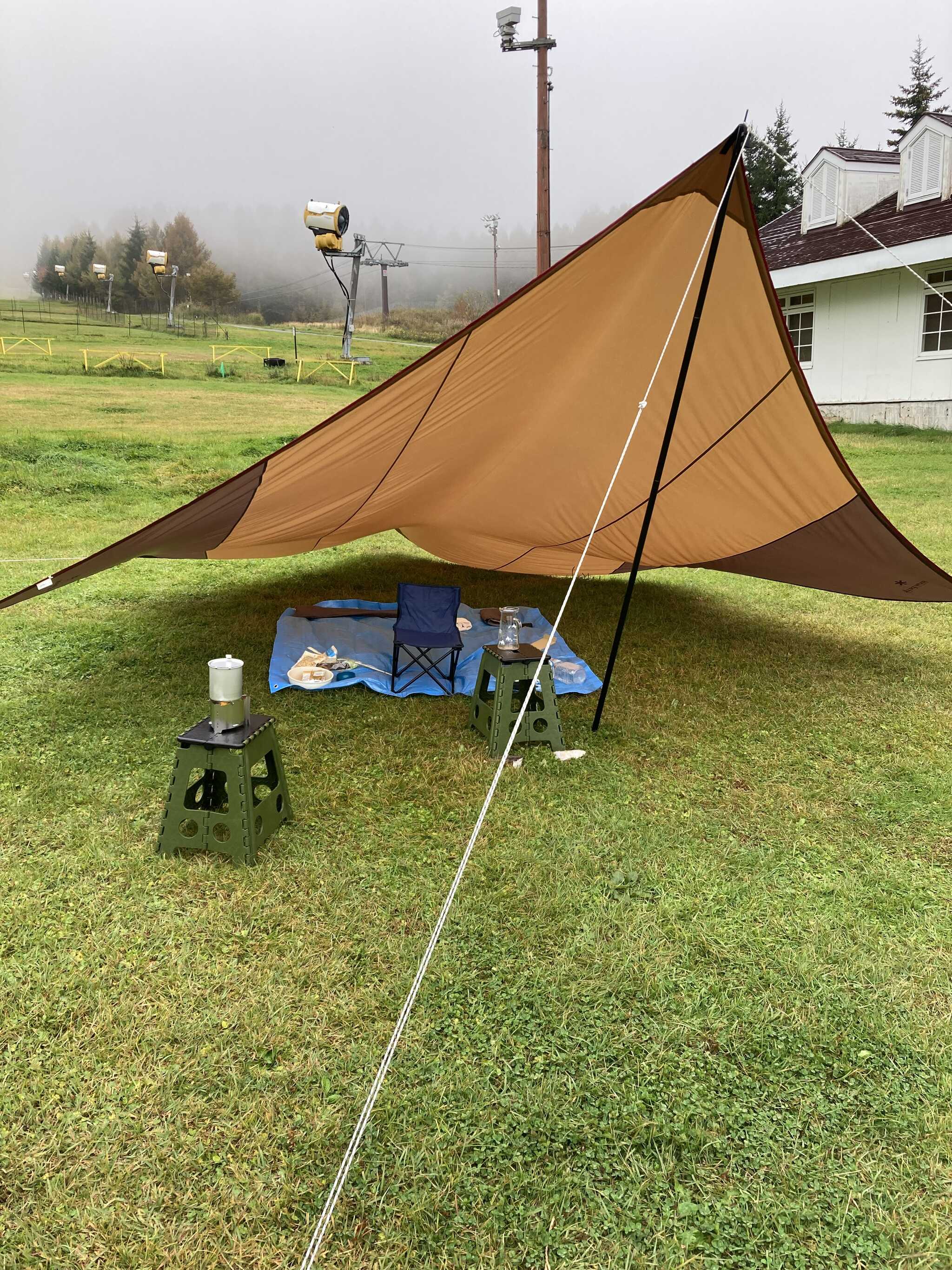 今日はデイキャンプで雨なのでタープのみ、風が強いので後ろのポールは外しました